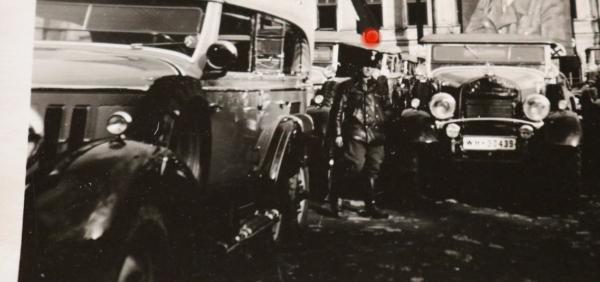 altes Foto - Wien ???  Volks.-und Bürgerschule - riesiges Adolf Hitler Plakat